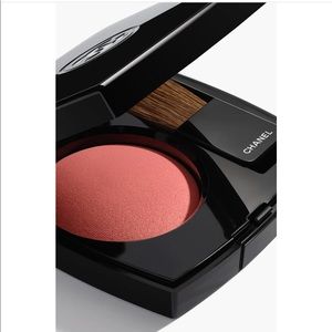 CHANEL powder brush in color Malice.